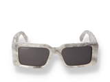 Occhiali da sole Off White MILANO SUNGLASSES MARBLE DARK GREY di materiale acetato e di colore grigio con forma rettangolare/quadrato frontale.