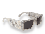 Occhiali da sole Off White MILANO SUNGLASSES MARBLE DARK GREY di materiale acetato e di colore grigio con forma rettangolare/quadrato obliquo.